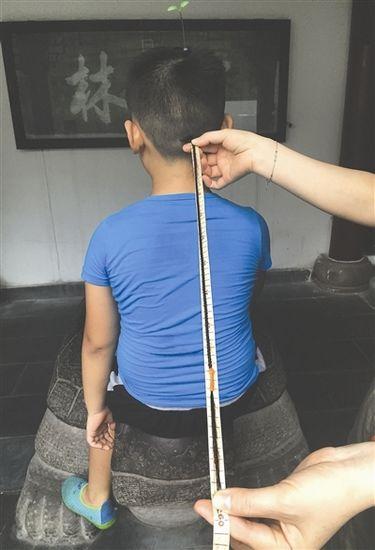 成都男孩一撮胎毛保留9年 长辫及腰 系妈妈欲冲吉尼斯纪录