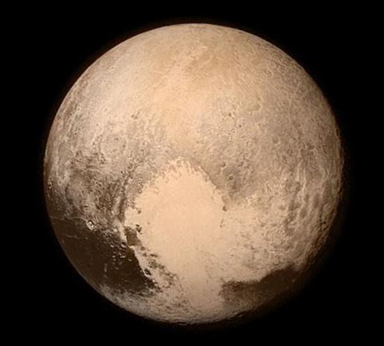 终于，北京时间2015年7月14日19点49分，它飞到了距冥王星最近的距离，最新的照片是这样的，冥王星上居然有个大大的心形，这是迄今最清晰的冥王星照片。
