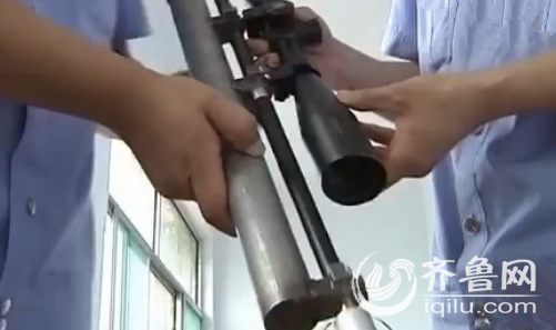 嫌疑人王某从小痴迷枪支,还略懂一些机械原理,买来气枪配件后,自己组装了一支钢珠枪(视频截图)