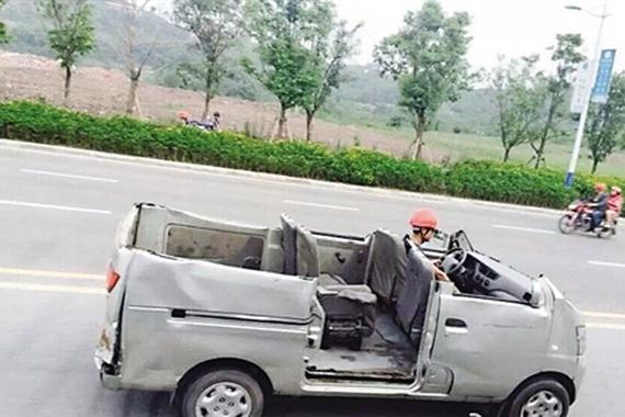 重庆街头现敞篷式面包车 网友直呼太夸张