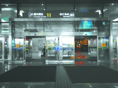 航空到达旅客通过国内到达出口走出机场航站楼,找到11号国内到达口。