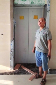 8月31日，南庭城果小区，被困电梯内5小时的肖先生讲起被困时的情形仍心有余悸。 图/记者陈斌