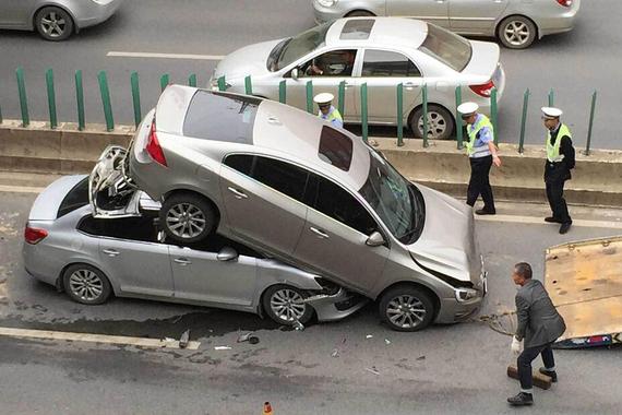 昆明离奇车祸：两车追尾铲起前车