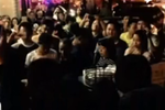 南京最牛炒饭引两百人聚集排队 遭城管执法劝离