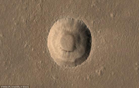 在行星地表之下，当那里的物质存在成分差异时便容易导致阶梯状地形的出现，如沙尘，冰层或岩石层。这个独特的撞击坑位于火星上一片叫做“阿卡迪亚平原”的区域，科学家们此前就已经在此区域内发现了好几个内部拥有类似阶梯状坑壁的撞击坑