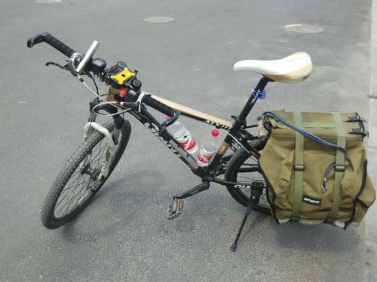装玉石的包就放在这辆自行车的后座上。