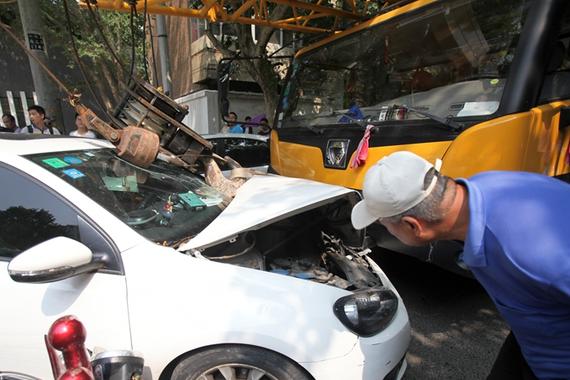 西安：吊车闹市失控 顶着四辆车跑50多米