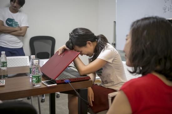 在今天，大笑仍会让她感到紧张，不得不“埋起”抽搐的脸