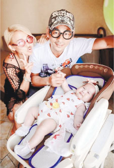 �ܴ»�ϸ�ĺǻ�СŮ�����»�����˵ðڳ�V�����ơ�