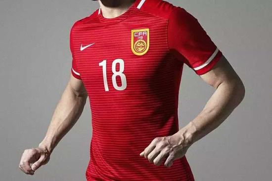 2015全新款国足球衣出炉:中国红+横条纹设计