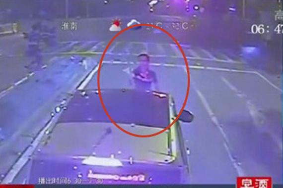 不满公交闪灯鸣笛 男子用铁锹殴打女司机