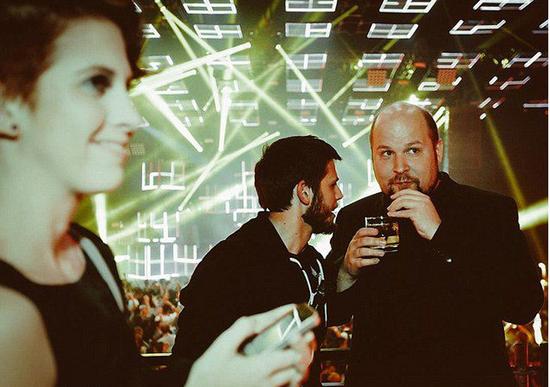 泊松一夜暴富后，过着极其奢靡的生活，挥金如土。