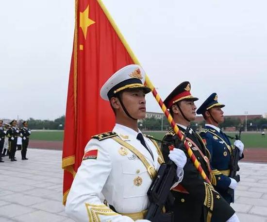 对于一个军人来说,这是莫大的光荣,是一生的幸福!为了完成这一伟大使命,张洪杰付出了巨大的努力!