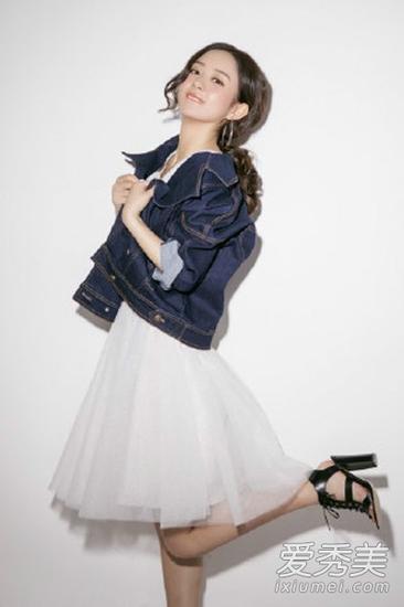 牛仔外套搭配白色连衣裙，活泼俏皮