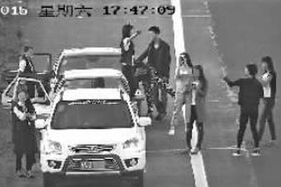 数名年轻人高速公路上违停玩自拍跳现代舞