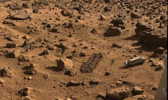 这是“海盗2号”火星探测器的着陆点。“海盗2号”火星探测器在火星表面进行了为期1316天的探测工作，于1980年电池发生故障后停止运作。