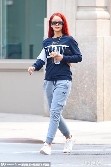 蕾哈娜（Rihanna）身穿字母卫衣，下配Puma灰色运动裤，脚踩白色跑鞋