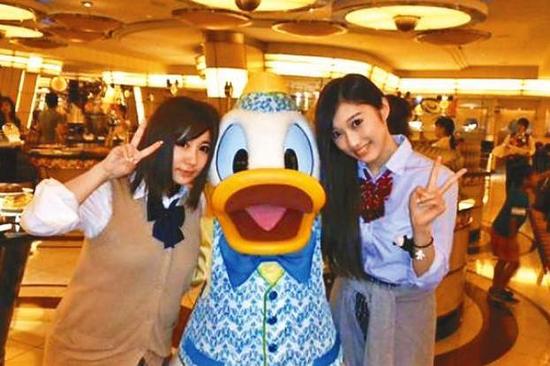 副岛美咲（右）日前与小野同遊迪士尼。