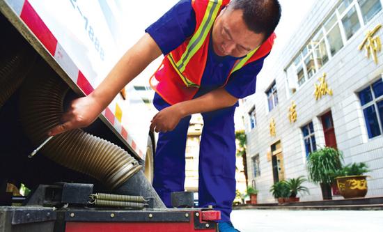 馮永智在檢查吸塵車