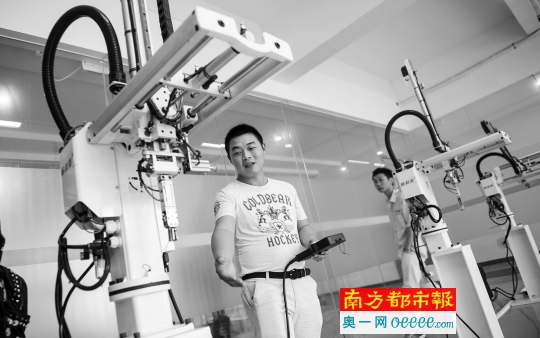 东莞成立首家机器人培训学校 昨日正式开学