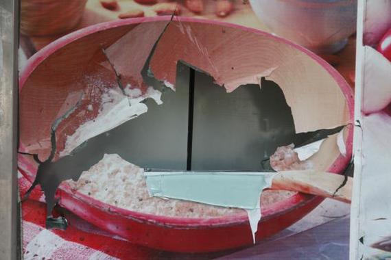 上海一轿车在超市门口撞5人 司机已被控制