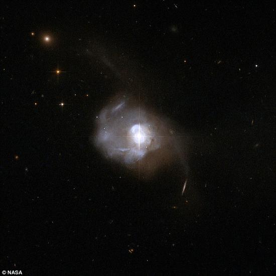 这两个中央黑洞是在Markarian 231星系发现的，这项发现也表明双黑洞系统可能比人们原先预想的要普遍。Markarian 231星系距离地球5.81亿光年，科学家们通过哈勃望远镜观察从Markarian 231星系发出的紫外线，发现了双黑洞系统“极端且令人叹为观止的性质”。