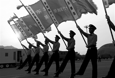 “东北抗联”英模部队方队的旗手在训练。程建峰摄