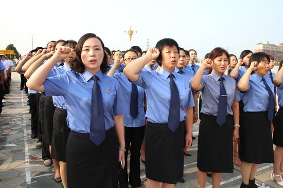 干部職工代表莊重宣誓