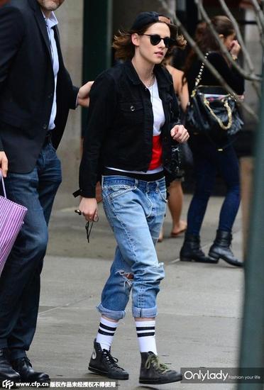 Kristen Stewart穿七分牛仔裤，帅气十足