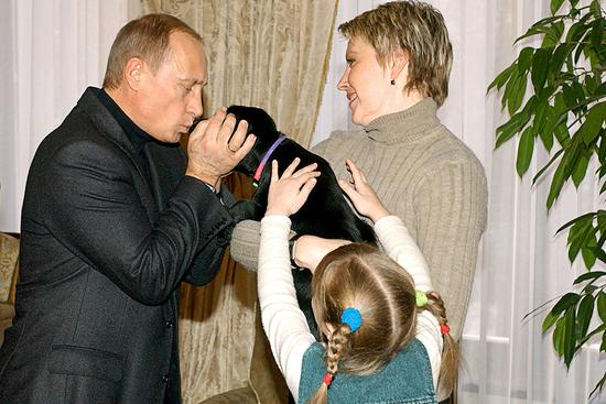 2004年，普京将其爱犬康妮产下的一只幼仔送给俄罗斯斯摩棱斯克的一个6岁小女孩。