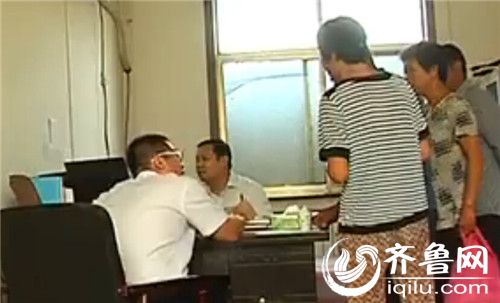 宁津县农村信用社的工作人员向村民了解情况。（视频截图）