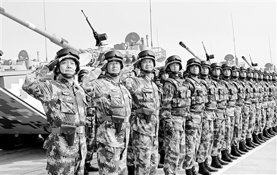 坦克方队官兵雄姿勃发、斗志昂扬。
