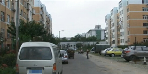 青岛市城阳区华城路一个小区里,一名女子在家中死亡。(视频截图)