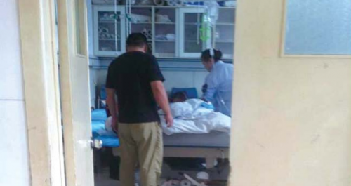 受伤的小尹正在武警医院急诊室接受救治。本报记者王建伟摄