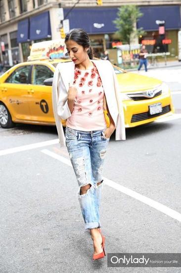 破洞牛仔裤才是早秋的首选