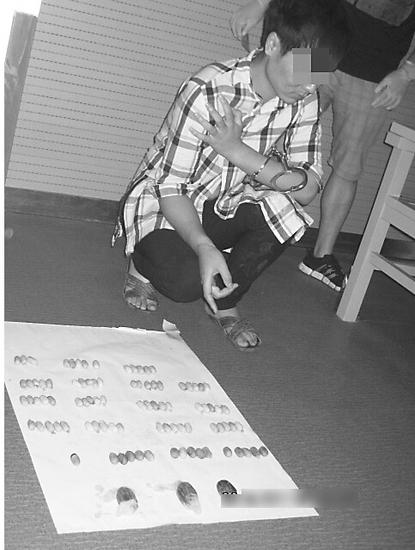 嫌疑人指認排出的毒品 警方供圖