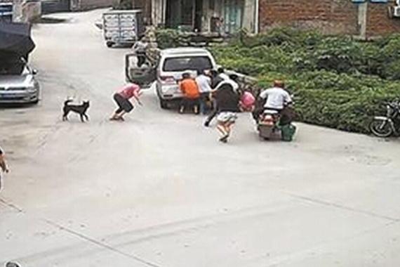 11个月大婴儿被压车下 众人13秒抬车救人