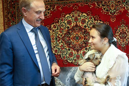 2015年9月1日，12岁的兹拉塔得到了普京送给她的一只约克夏小狗。 