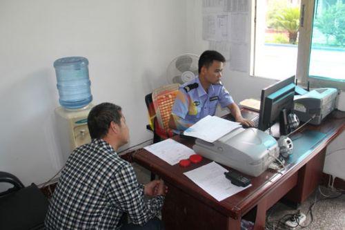 镇远交警护航大阅兵 惨被违法驾驶人锁喉