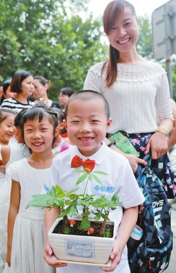 帶盆綠色盆栽入學，讓它伴我一起成長。