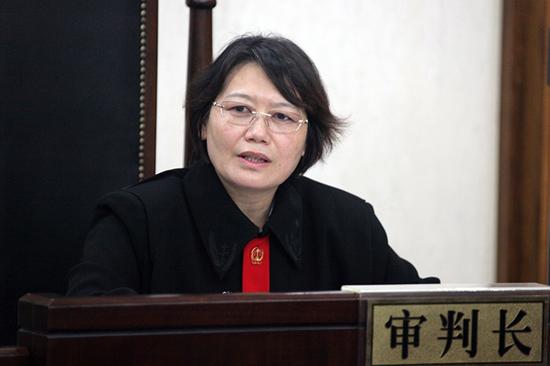 省高院副院長史小紅擔任審判長，開庭審理案件