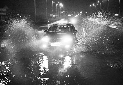 晚上下雨天开车走的时候没看清楚擦到一个人,