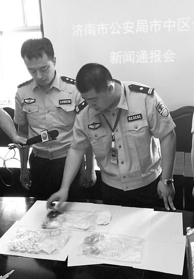 民警介紹查獲的毒品 記者陳彥杰 攝