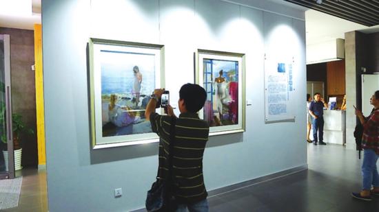 观众在美术馆参观西班牙画家水粉作品。