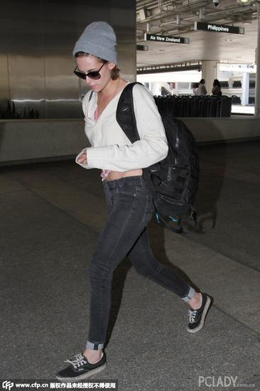 “暮光女”克里斯汀-斯图尔特（Kristen Stewart）卫衣机场LOOK