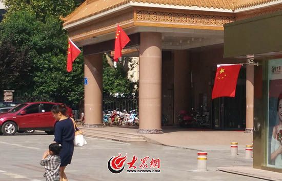 濟南街頭，不少商家主動懸掛國旗，烘托抗戰(zhàn)勝利紀(jì)念氣氛