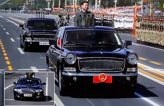 习大大乘坐的阅兵车悬挂国徽“车牌”