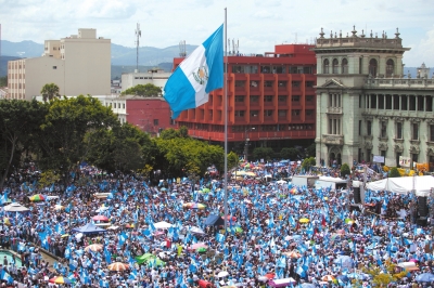 8月27日，危地数千民众聚集在危地马拉城街头举行抗议活动，马拉要求佩雷斯辞职。总统止出<strong></strong>　　新华社发