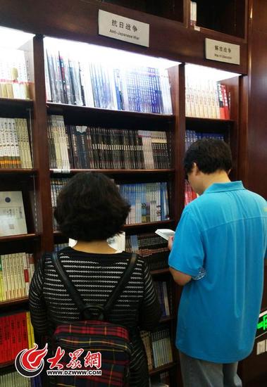 新華書店的“抗日戰(zhàn)爭”書架前聚集了不少讀者