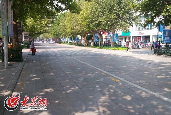 不少市民在家觀看閱兵式，以致平時擁堵不堪的泉城路上車流很少